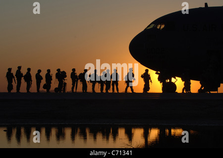 Stati Uniti I soldati dell esercito di attendere a bordo di una C-17 Globemaster III aeromobili a base comune Balad, Iraq, su nov. 17, 2008. Il velivolo è distribuito dal 437th Airlift Wing fuori di Charleston Air Force Base, S.C. DoD foto di Tech. Sgt. Erik Gudmundson, U.S. Air Force. (Rilasciato) Foto Stock