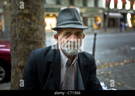 Urban miseria - Scena di vita quotidiana a Parigi senzatetto Foto Stock