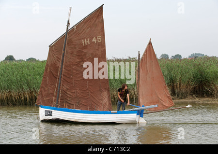 Tradizionale barca a vela, river Alde, Snape, Suffolk, Regno Unito. Foto Stock