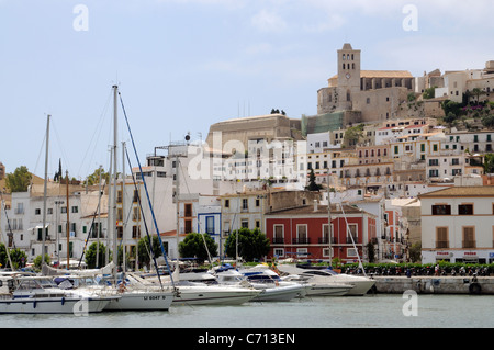 Dalt Vila area e Cattedrale della città vecchia di Eivissa vista dal porto sulla isola di Ibiza spagna Foto Stock