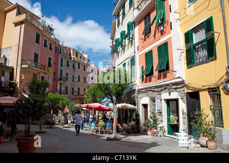 Scena di strada, villaggio di pescatori Vernazza, Parco Nazionale Cinque Terre, sito Patrimonio Mondiale dell'Unesco, la Liguria di Levante, Italia, mare Mediterraneo, Europa Foto Stock