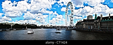 Una vista panoramica di Londra guardando il London Eye utilizzando tre immagini in immagine HDR. Foto Stock