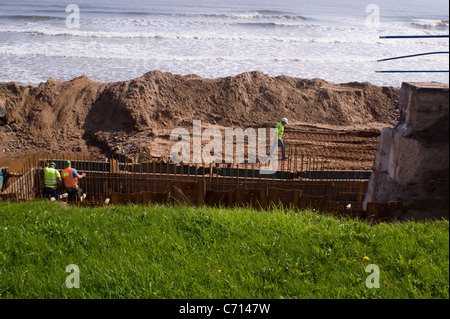 La ricostruzione della parete del mare lungo la passeggiata di SEATON CAREW vicino a Hartlepool Foto Stock