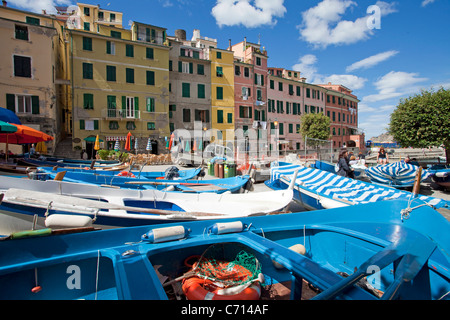 Barche da pesca al porto di Vernazza, Parco Nazionale Cinque Terre, sito Patrimonio Mondiale dell'Unesco, la Liguria di Levante, Italia, mare Mediterraneo, Europa Foto Stock