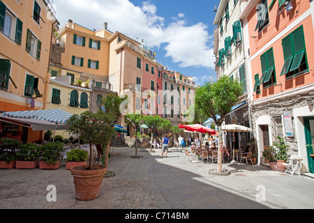 Scena di strada, villaggio di pescatori Vernazza, Parco Nazionale Cinque Terre, sito Patrimonio Mondiale dell'Unesco, la Liguria di Levante, Italia, mare Mediterraneo, Europa Foto Stock