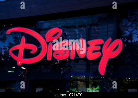 Disney Logo sul negozio di fronte a Oxford Street e il West End di Londra, Inghilterra, Regno Unito Foto Stock