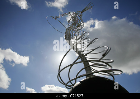 La scultura accanto al fiume Lagan, alla piazza di ringraziamento a Belfast Foto Stock