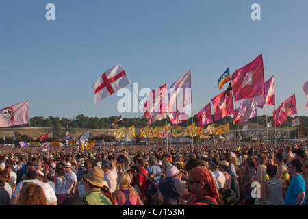 I festaioli guarda la musica sull'altro stadio a Glastonbury Foto Stock