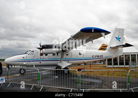 Il Viking Air Twin Otter DHC-6 serie 400, un versatile velivolo turboelica, è stato esposto al Farnborough International Airshow del 2014, evidenziando la sua capacità di trasporto aereo regionale e di operazioni di decollo e atterraggio brevi. Foto Stock