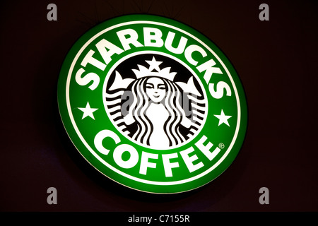 Starbucks Coffee Logo sul negozio di fronte a Londra Foto Stock