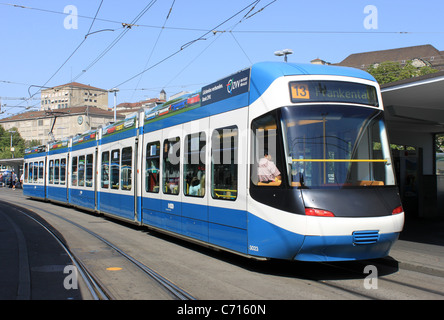 Zurigo tram, numero 3023, a bahnhofquai fermata del tram dalla stazione ferroviaria principale nella stazione di Zurigo. Foto Stock