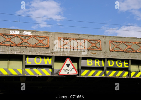 Ponte Basso segno di Finsbury Park Londra Inghilterra REGNO UNITO Foto Stock