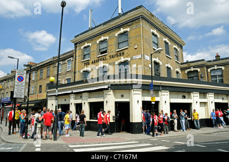 Persone, principalmente ventole, al di fuori dell'Arsenal Tavern Blackstock Road Finsbury Park Hackney Londra Inghilterra REGNO UNITO Foto Stock