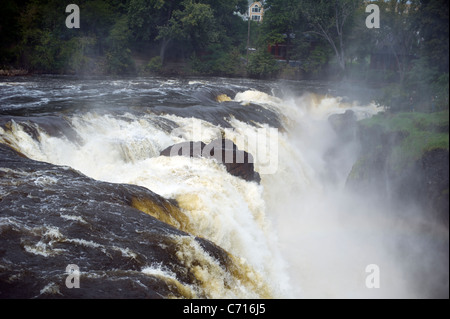 Migliaia di galloni di acqua cascata oltre le grandi cascate del fiume Passaic in Paterson, NJ Foto Stock