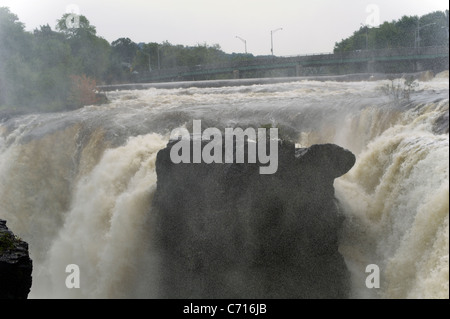 Migliaia di galloni di acqua cascata oltre le grandi cascate del fiume Passaic in Paterson, NJ Foto Stock