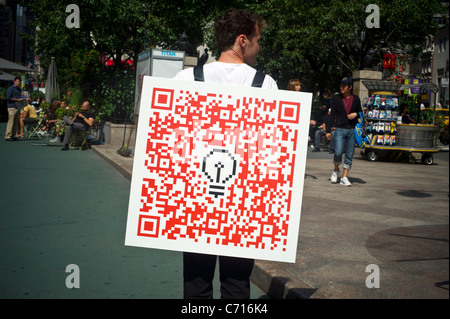 La pubblicità per il Museo di Arte Moderna utilizza una scheda a sandwich con un QR (risposta rapida) codice Foto Stock