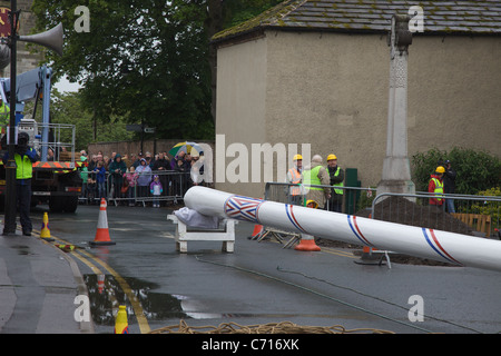 Le camere recentemente decorate Maypole di rimetterlo in posizione al centro di Barwick in Elmet Foto Stock
