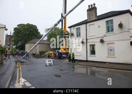 Le camere recentemente decorate Maypole di rimetterlo in posizione al centro di Barwick in Elmet Foto Stock