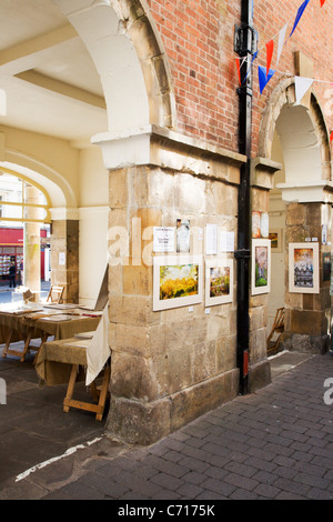 Display di arte presso la Buttercross Ludlow Shropshire Inghilterra Foto Stock