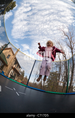 Ragazza rimbalzare sul trampolino, Durango, Colorado. Foto Stock