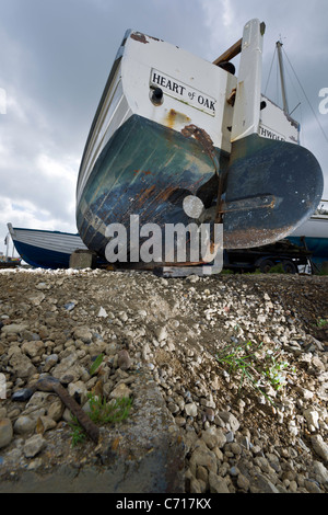 In legno barca da pesca sulla riva Foto Stock