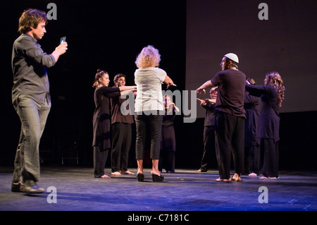 Seminterrato Martef Teatro giovani attori eseguire 'la forza di dire" in onore di sopravvissuti all Olocausto. Gerusalemme, Israele. 07/09/2011. Foto Stock