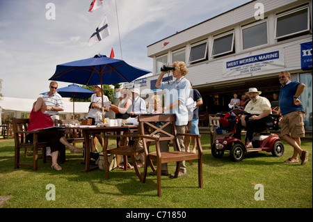Monitoraggio dei giudici intorno all isola boat race, West Mersea, Mersea, Essex. Foto Stock