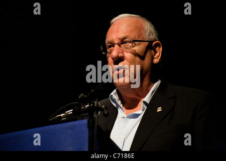 Seminterrato Martef Teatro giovani attori eseguire 'la forza di dire" in onore di sopravvissuti all Olocausto. Gerusalemme, Israele. 07/09/2011. Foto Stock