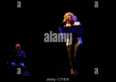 Seminterrato Martef Teatro giovani attori eseguire 'la forza di dire" in onore di sopravvissuti all Olocausto. Gerusalemme, Israele. 07/09/2011. Foto Stock