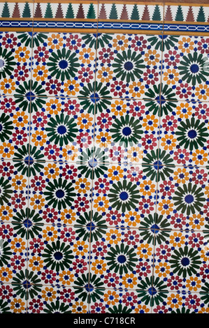 Islamic tiles nel cimitero europeo a Marrakech, Marocco. Foto Stock