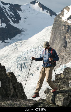 Uomo di escursione in granito e ghiacciai Mentre alpinismo, Bugaboo Parco Provinciale, Radium, British Columbia, Canada. Foto Stock