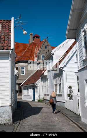 Scandinavian ragazza camminare attraverso i vicoli della vecchia area di Stavanger, Norvegia Foto Stock