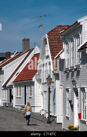 Una ragazza a piedi attraverso i vicoli della vecchia area di Stavanger, Norvegia Foto Stock