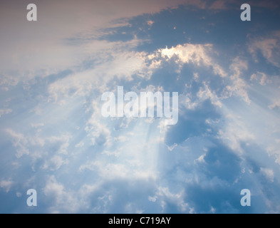 Raggi di sole attraverso le nuvole Foto Stock