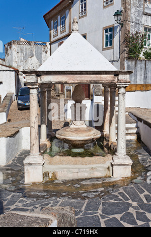 Fonte da Vila (città di Trevi) nel quartiere ebraico di Castelo de Vide, Portogallo. Xvi secolo fontana. Foto Stock