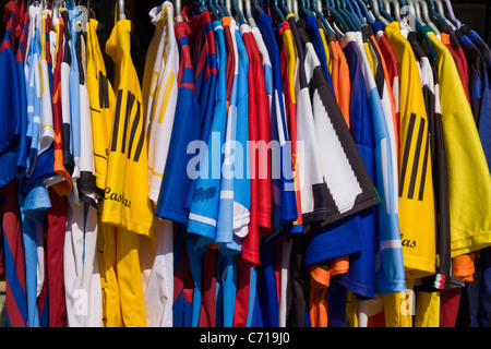 Replica magliette da calcio su una rotaia Foto Stock