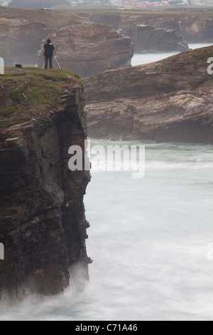 Alba presso la spiaggia delle cattedrali - Praia come Catedrais -, Ribadeo, Lugo, Galizia, Spagna Foto Stock