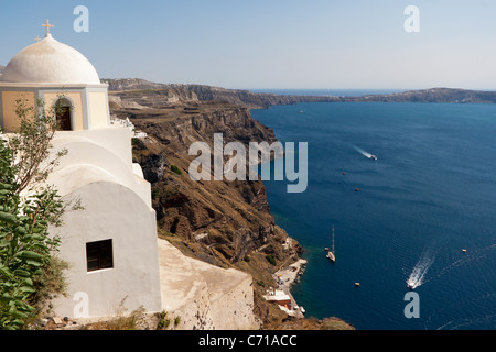 Bianco chiesa fortificata nel centro di Fira, Santorini Foto Stock