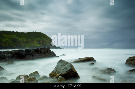 Una lunga esposizione seascape con acqua sfocata Foto Stock