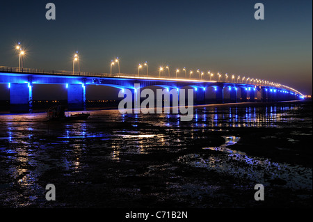 Ponte illuminato di Oleron Island al mattino, Charente Maritime reparto, a ovest della Francia Foto Stock