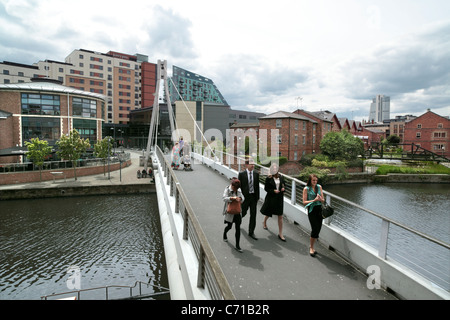 Il Centenario Bridge, un sentiero link attraverso il Fiume Aire a Leeds, aperto nel 1992. Foto Stock
