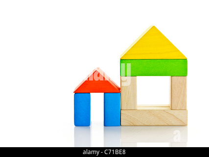 Case costruite al di fuori del giocattolo di legno blocchi di costruzione Foto Stock