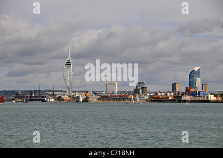 Portsmouth, Hampshire, Inghilterra. Vista del mare dal traghetto per l'Isola di Wight Foto Stock