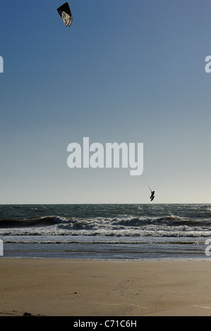 Il kite surf sull Oceano Atlantico, vicino alla spiaggia di La Côte Sauvage, Charente Maritime, a ovest della Francia Foto Stock