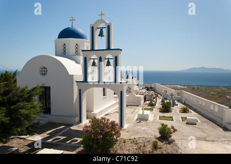 Blu Bianco a cupola chiesa greca e la torre campanaria a Exo Gonia, Santorini, Grecia con isola di Anafi a distanza Foto Stock