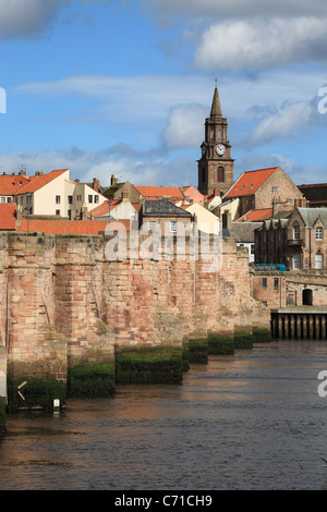 Berwick vecchio ponte che attraversa il fiume Tweed in Northumberland England Regno Unito Foto Stock