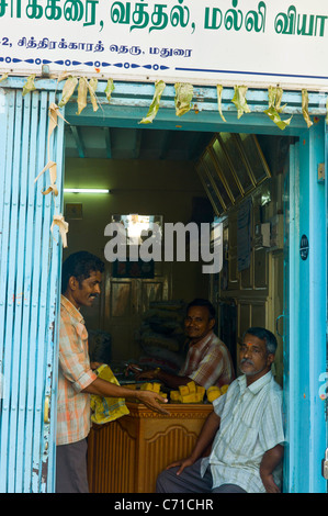 Un piccolo negozio di Maudurai, Tamil Nadu, India. Foto Stock