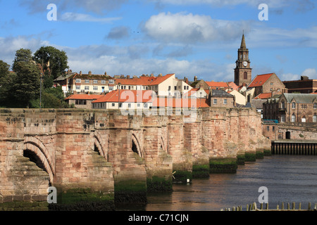 Berwick vecchio ponte che attraversa il fiume Tweed in Northumberland England Regno Unito Foto Stock