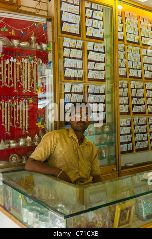 Una piccola gioielleria in Maudurai, Tamil Nadu, India. Foto Stock