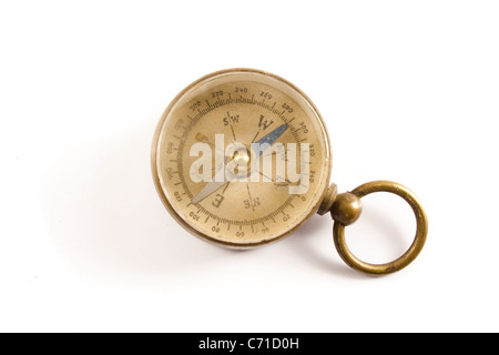 Usura di antiquariato e sbiadita vecchia bussola di ottone isolati su sfondo bianco Foto Stock